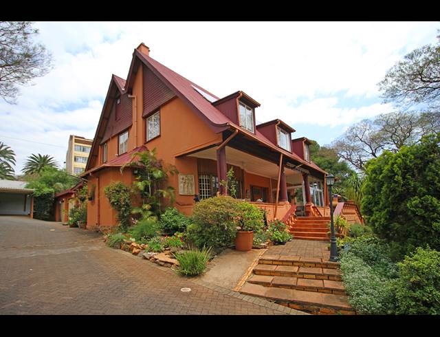 4 BEDROOM HOUSE FOR SALE IN HOUGHTON ESTATE